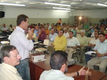 Ed Thomas (ao microfone) na solenidade de lanamento do projeto Brasil Ecodiesel<a style='float:right;color:#ccc' href='https://www3.al.sp.gov.br/repositorio/noticia/03-2008/ed e biodiesel.jpg' target=_blank><i class='bi bi-zoom-in'></i> Clique para ver a imagem </a>